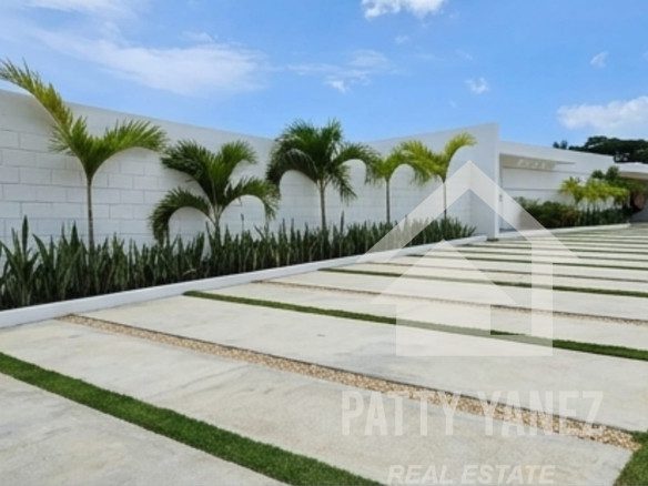 Modern Tropical Villa with Private Pool and Solar Energy System