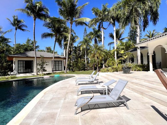 Classic Style Caribbean Villa – Your Private Oasis in Sea Horse Ranch
