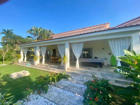 Villa tropical de lujo en venta – A pocos pasos de la playa | Complejo residencial cerrado | Acceso privado a la playa
