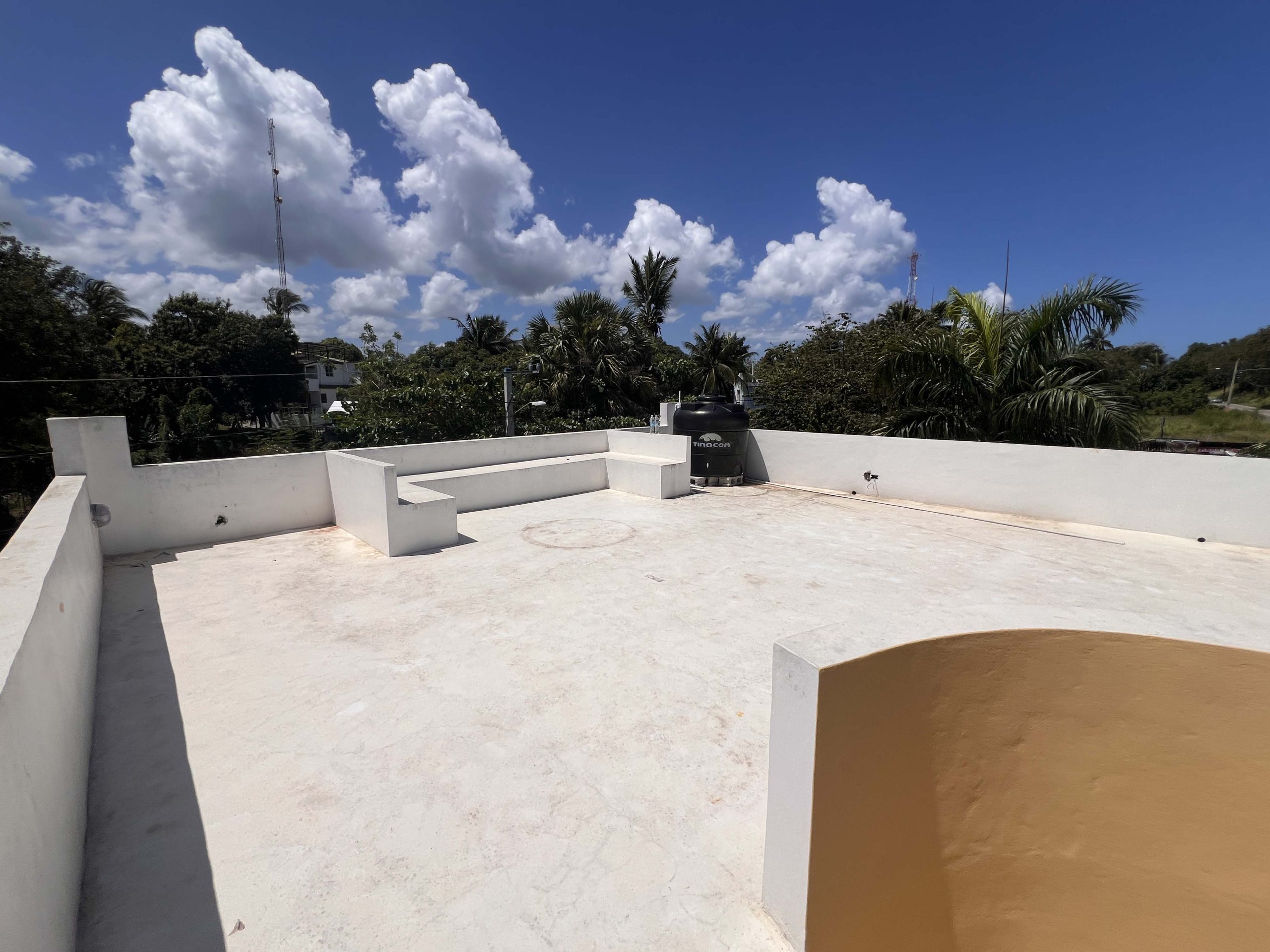 Villa de varias unidades en venta con azotea y potencial de ingresos por alquiler