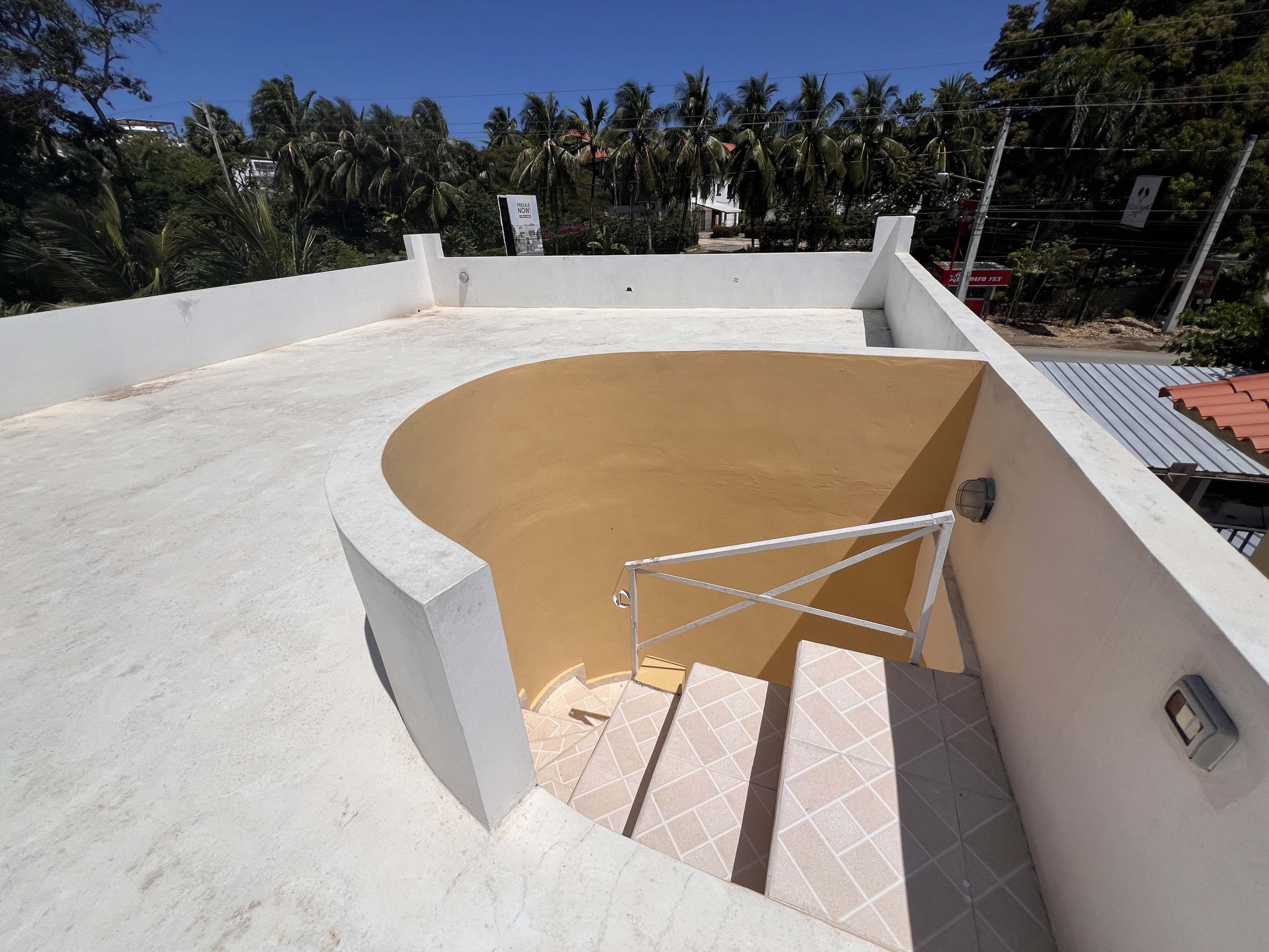 Villa de varias unidades en venta con azotea y potencial de ingresos por alquiler