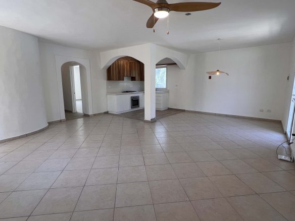 Villa de varias unidades en venta con azotea y potencial de ingresos por alquiler