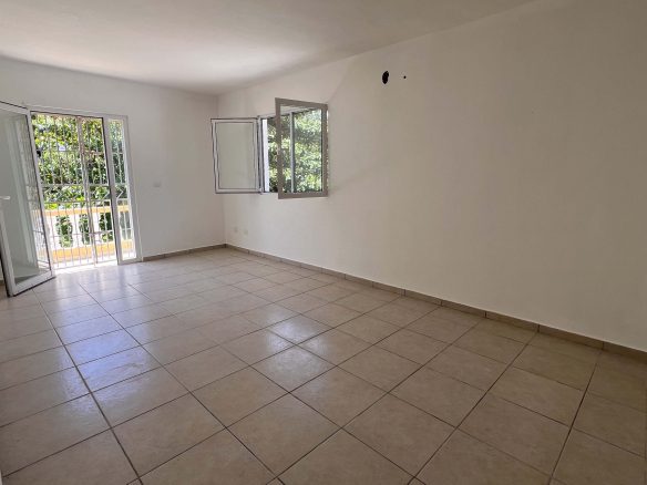 Villa de varias unidades en venta con azotea y potencial de ingresos por alquiler
