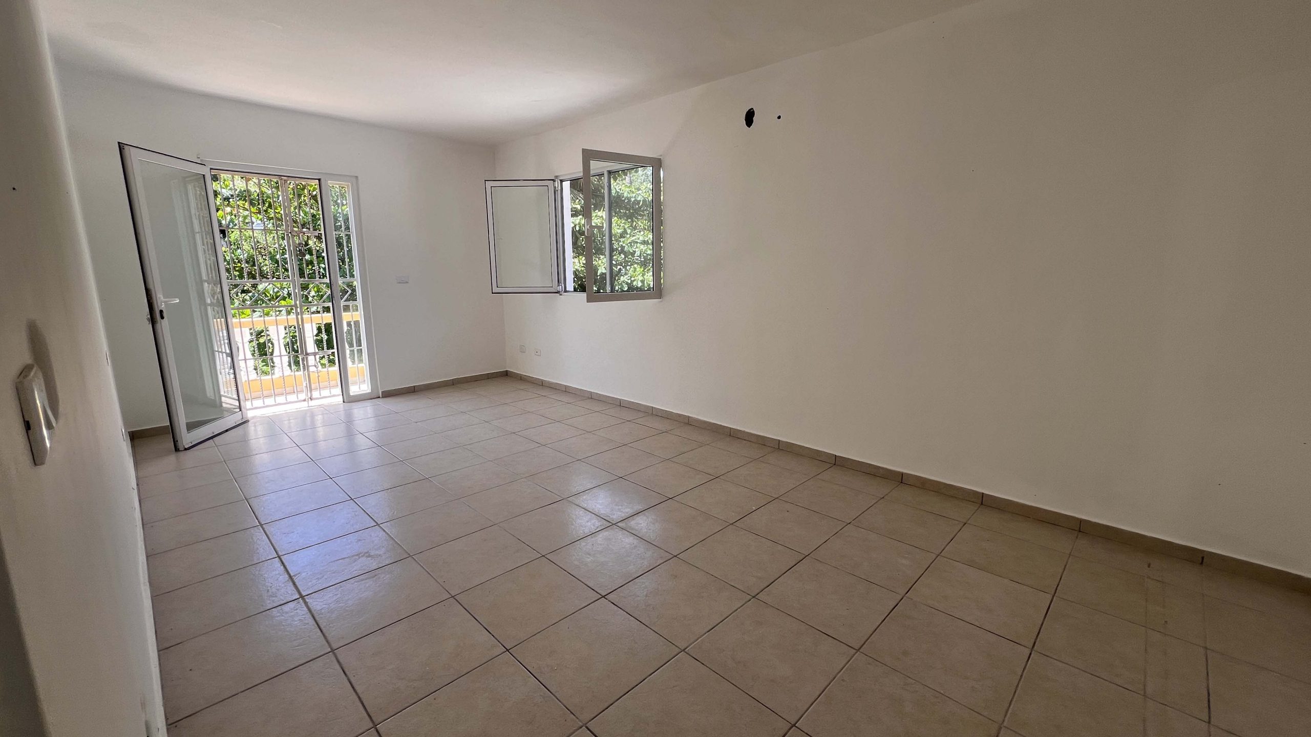 Villa de varias unidades en venta con azotea y potencial de ingresos por alquiler