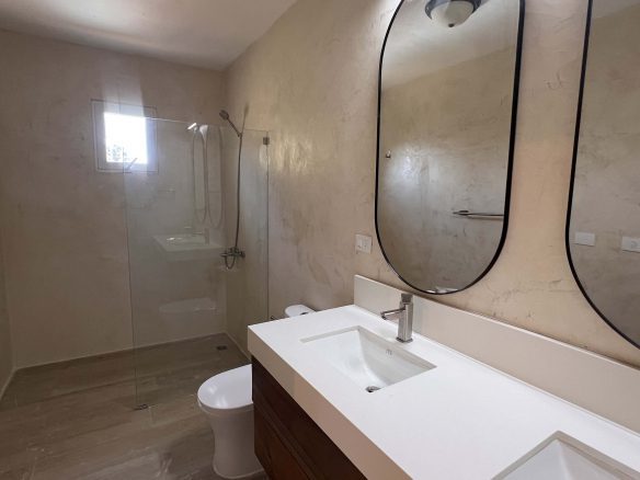 Villa de varias unidades en venta con azotea y potencial de ingresos por alquiler