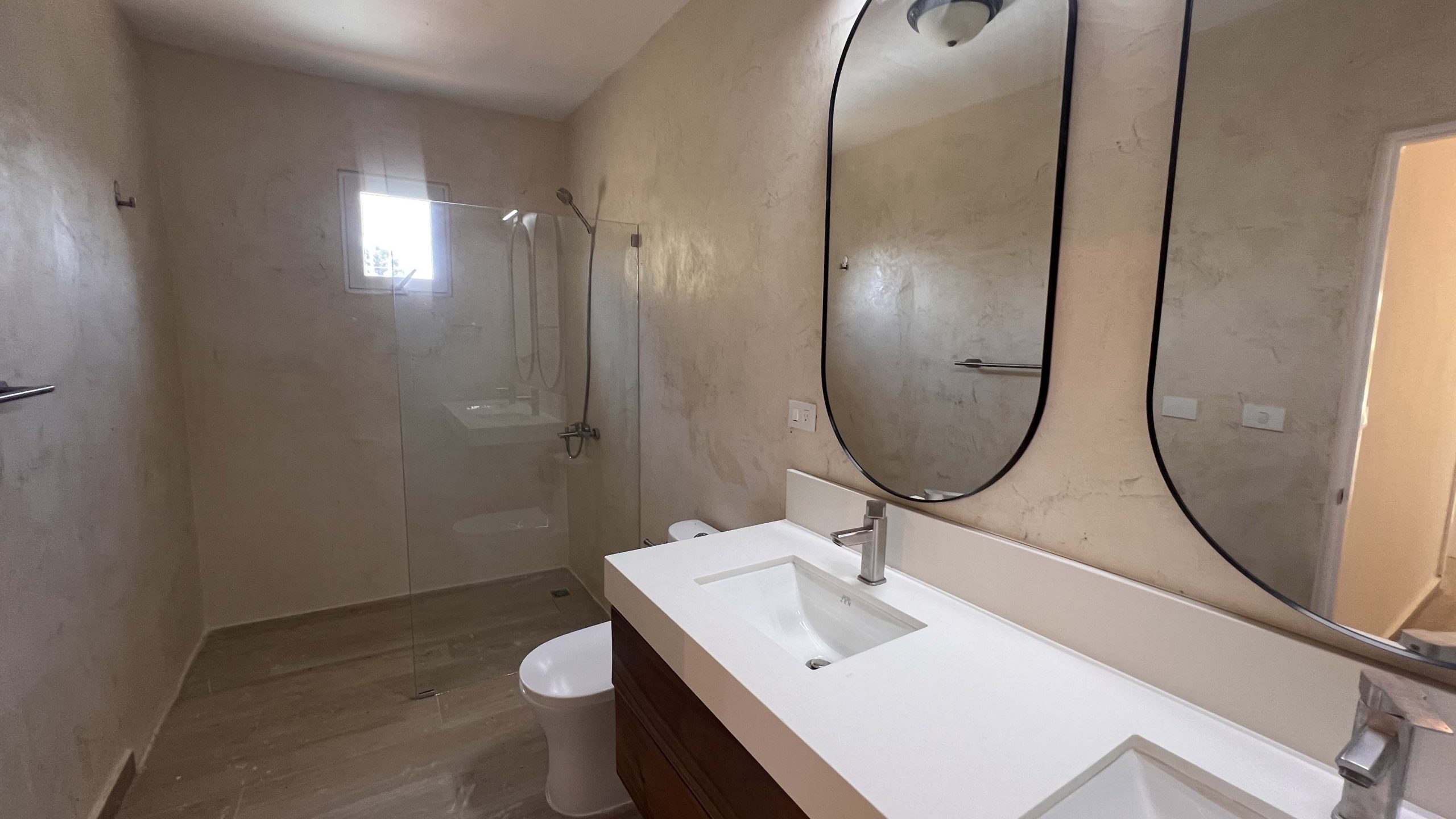 Villa de varias unidades en venta con azotea y potencial de ingresos por alquiler
