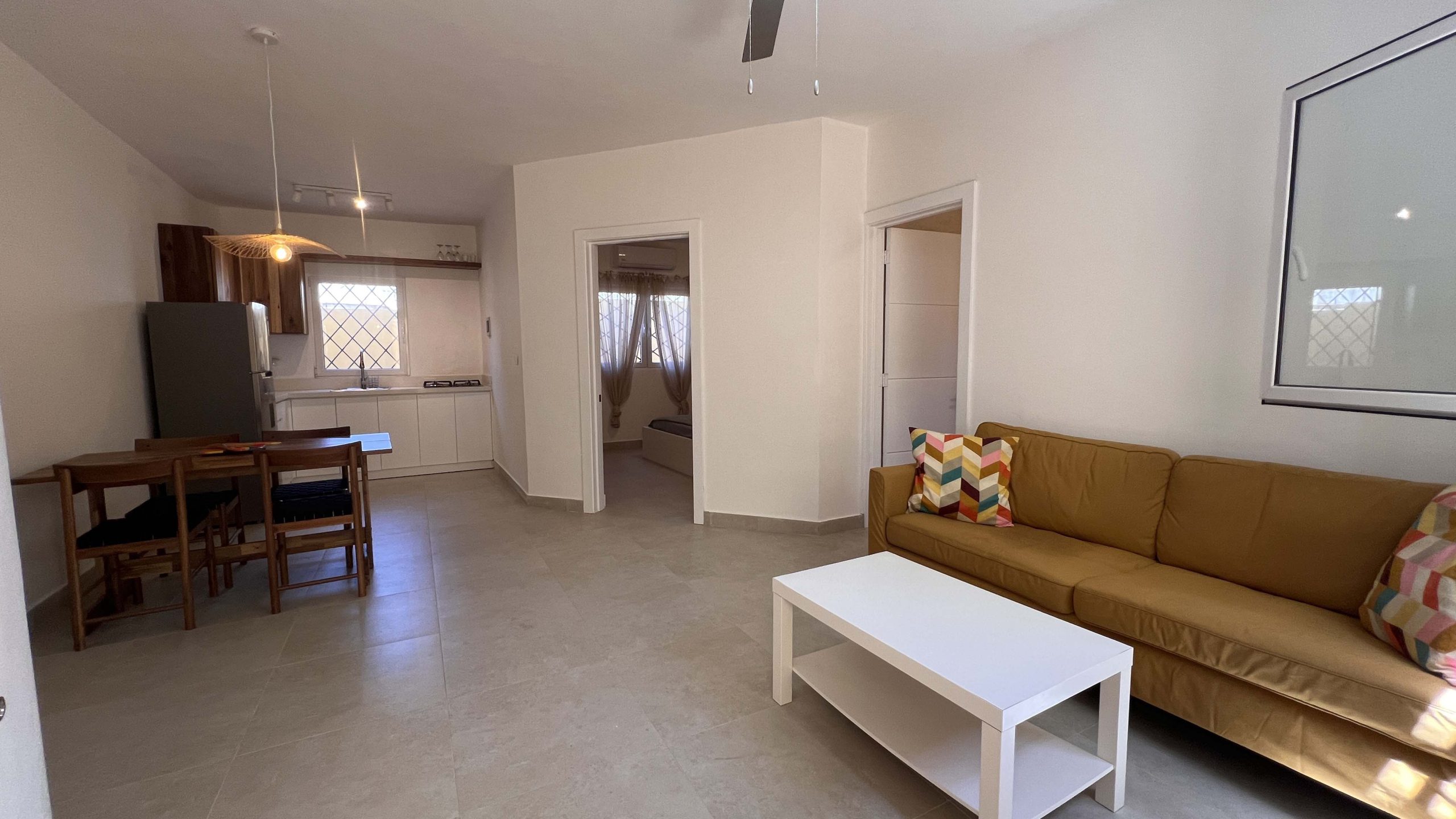 Villa de varias unidades en venta con azotea y potencial de ingresos por alquiler