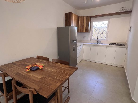 Villa de varias unidades en venta con azotea y potencial de ingresos por alquiler