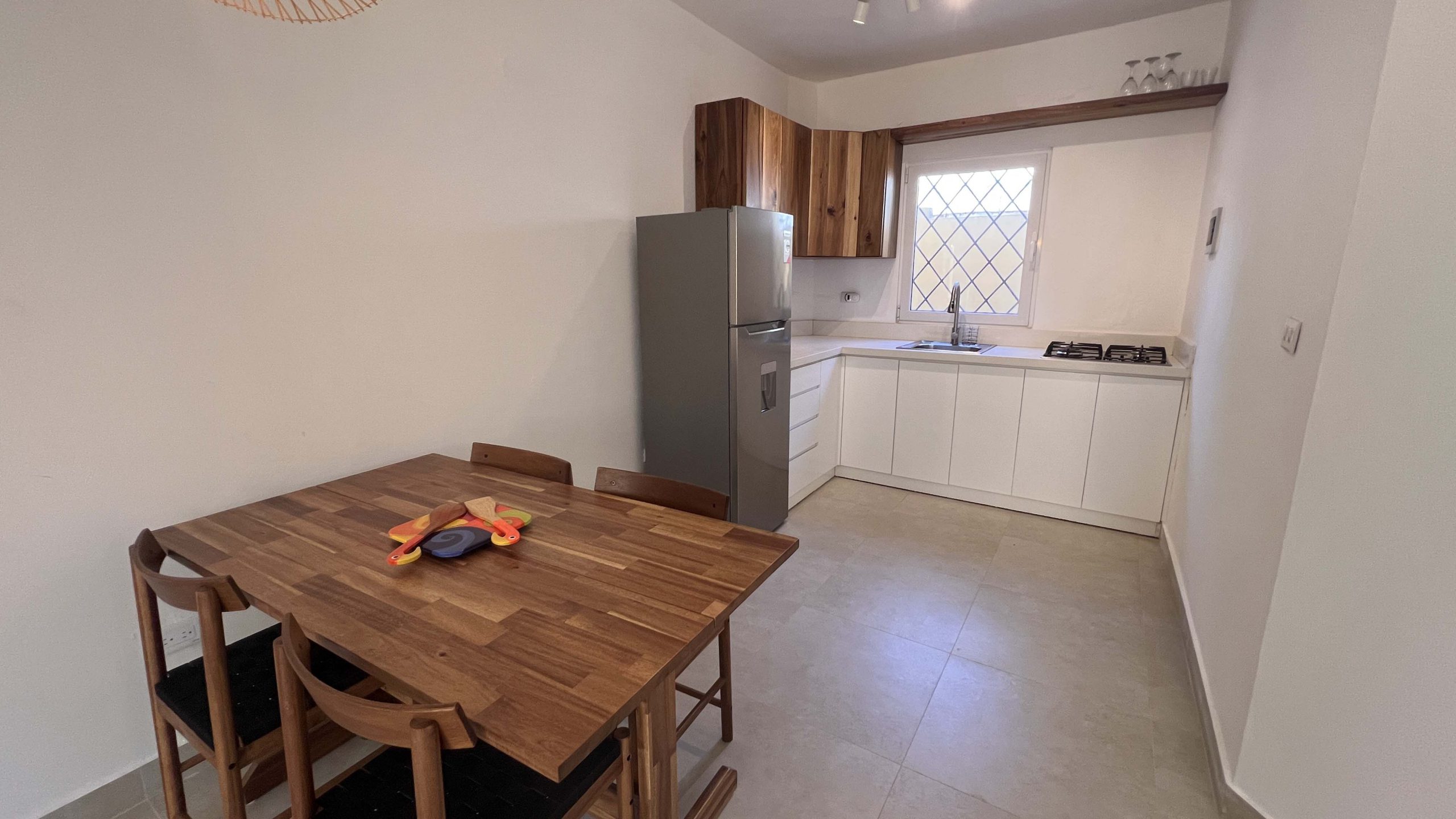 Villa de varias unidades en venta con azotea y potencial de ingresos por alquiler