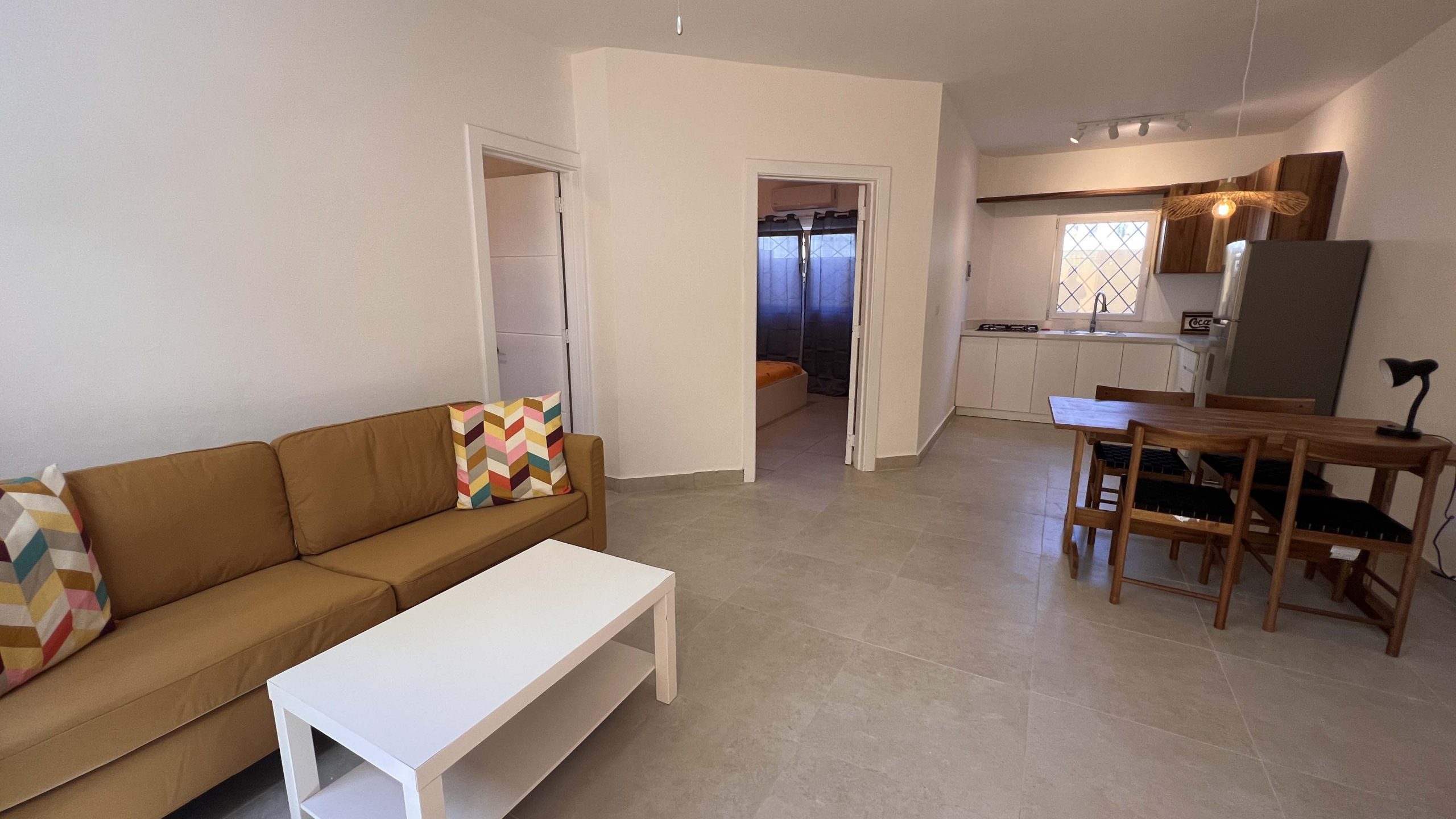 Villa de varias unidades en venta con azotea y potencial de ingresos por alquiler