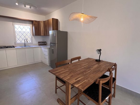 Villa de varias unidades en venta con azotea y potencial de ingresos por alquiler
