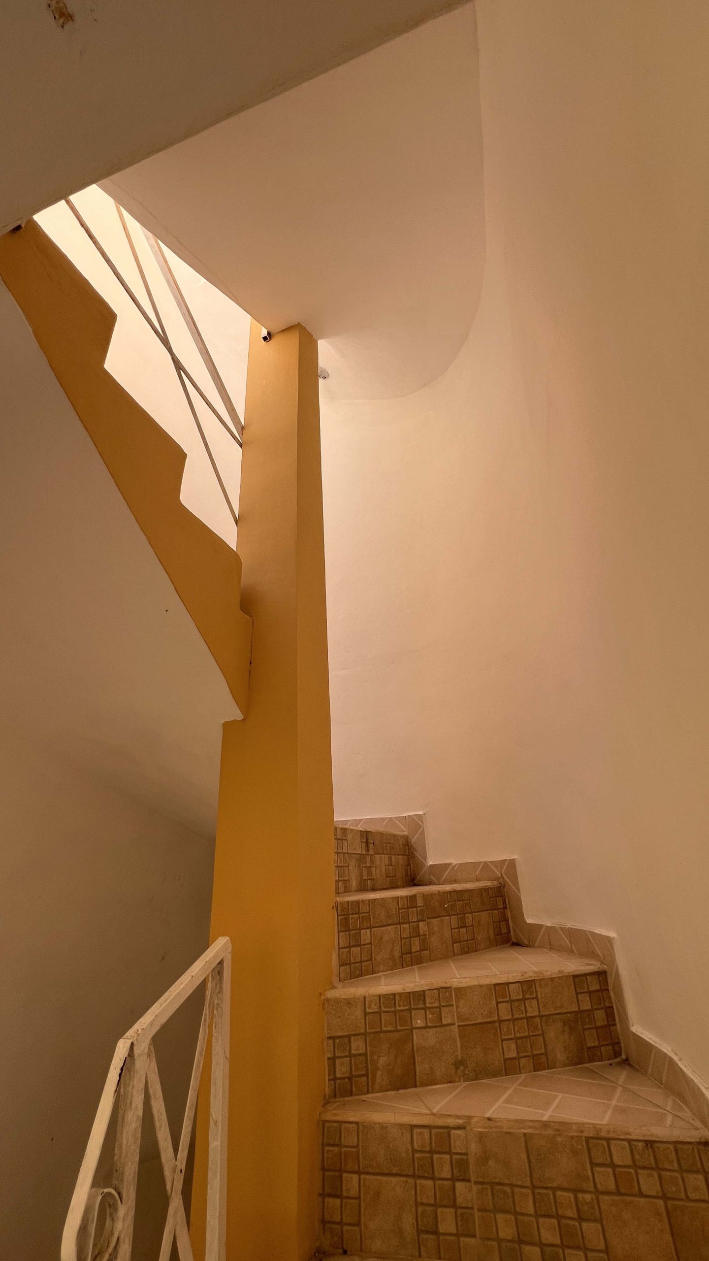 Villa de varias unidades en venta con azotea y potencial de ingresos por alquiler