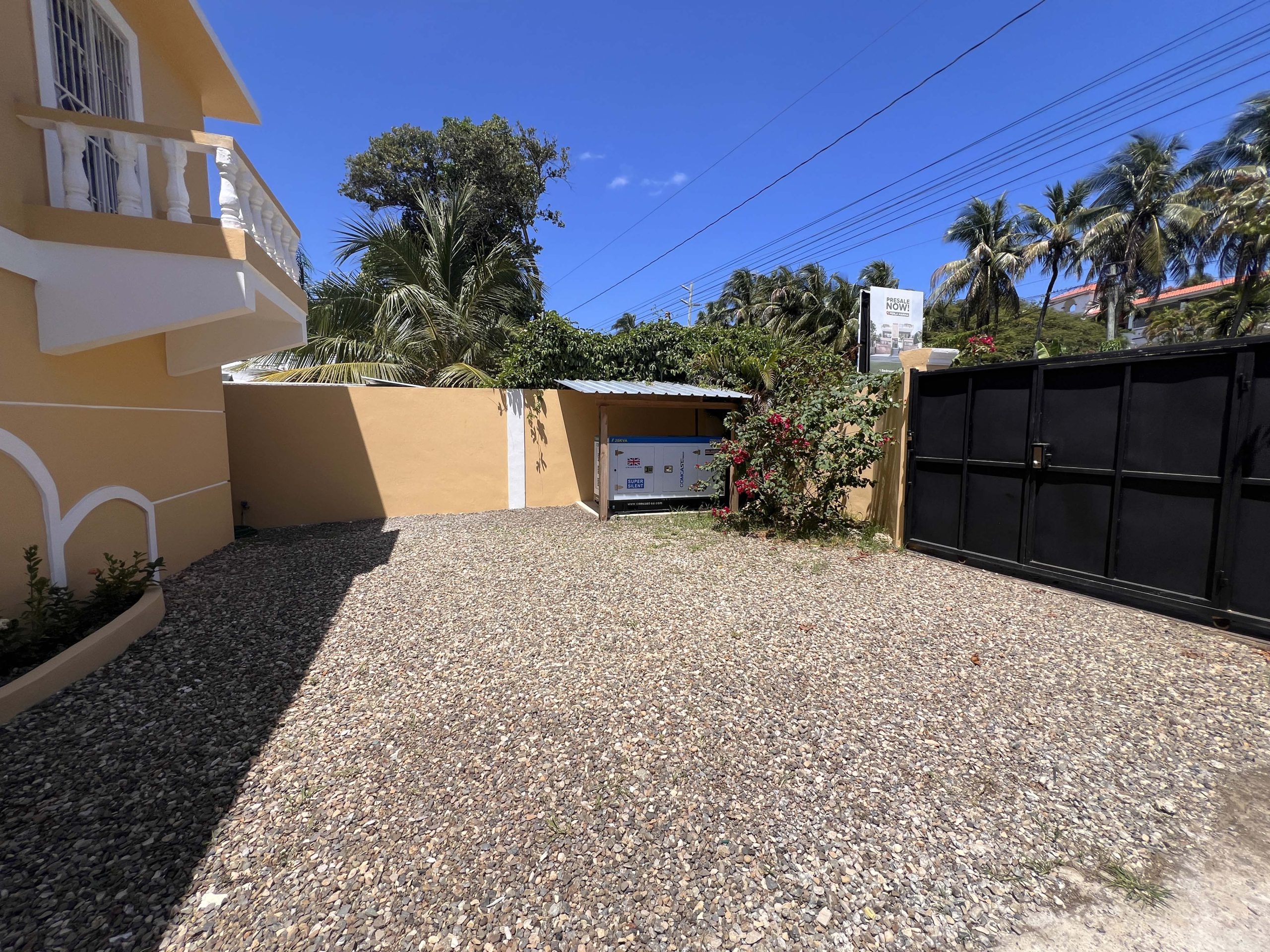 Villa de varias unidades en venta con azotea y potencial de ingresos por alquiler