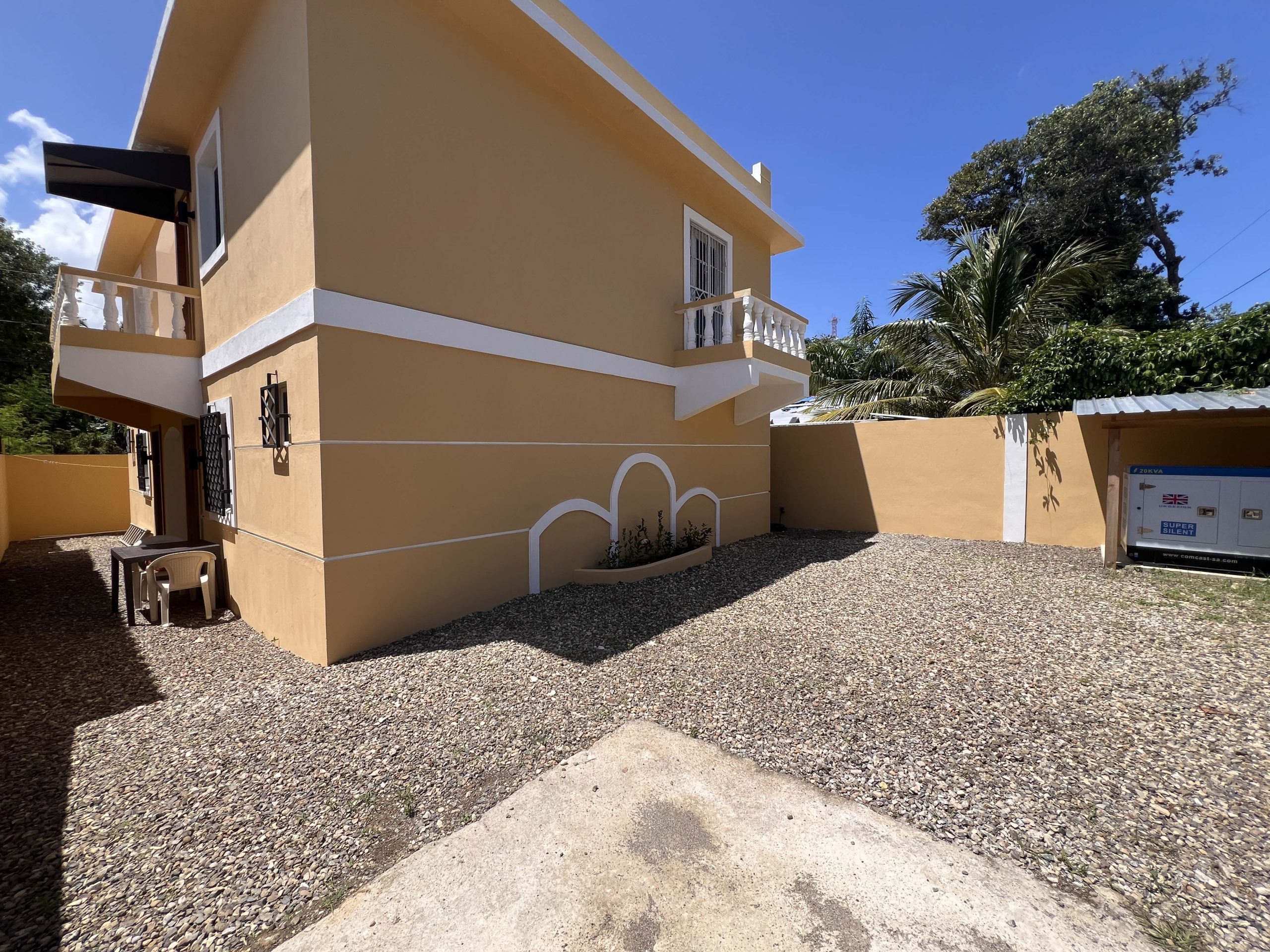 Villa de varias unidades en venta con azotea y potencial de ingresos por alquiler