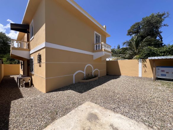 Villa de varias unidades en venta con azotea y potencial de ingresos por alquiler