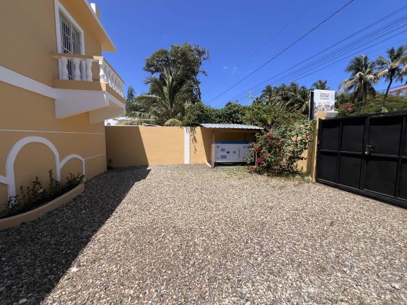 Villa de varias unidades en venta con azotea y potencial de ingresos por alquiler