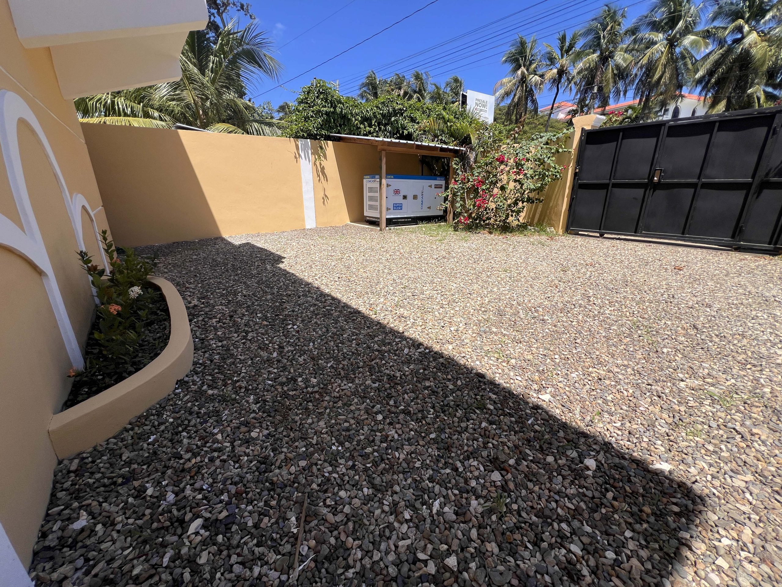 Villa de varias unidades en venta con azotea y potencial de ingresos por alquiler
