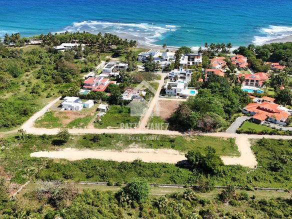 Lote grande en venta en Hideaway, Encuentro Beach – Tercera fila desde el mar