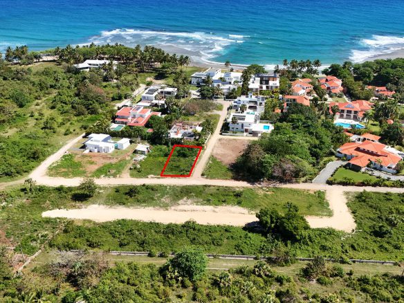 Lote grande en venta en Hideaway, Encuentro Beach – Tercera fila desde el mar