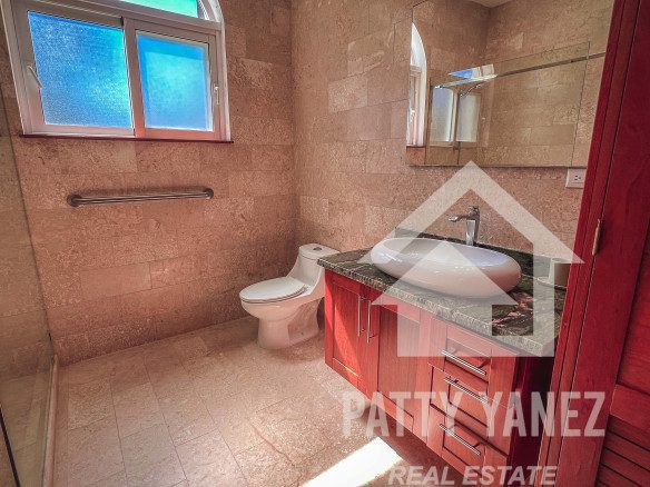 Villa frente al mar en venta en Hideaway Beach, Encuentro: una inversión ideal para Airbnb