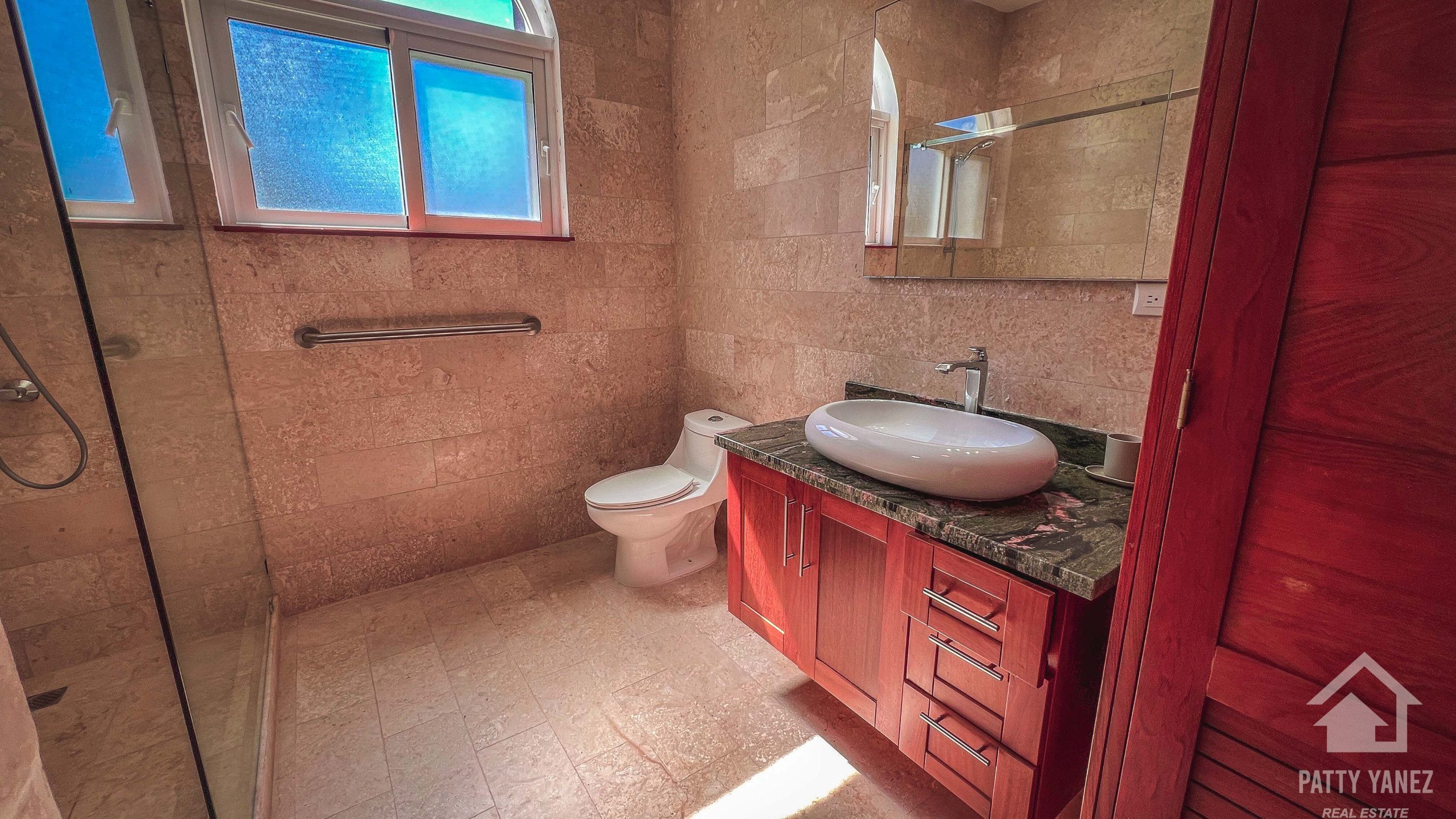Villa frente al mar en venta en Hideaway Beach, Encuentro: una inversión ideal para Airbnb