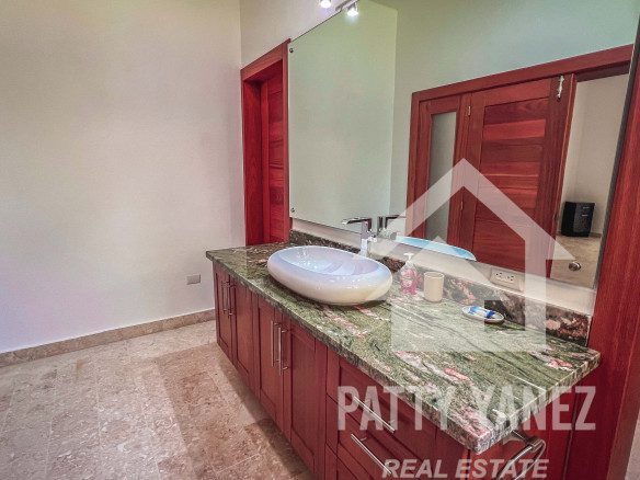 Villa frente al mar en venta en Hideaway Beach, Encuentro: una inversión ideal para Airbnb