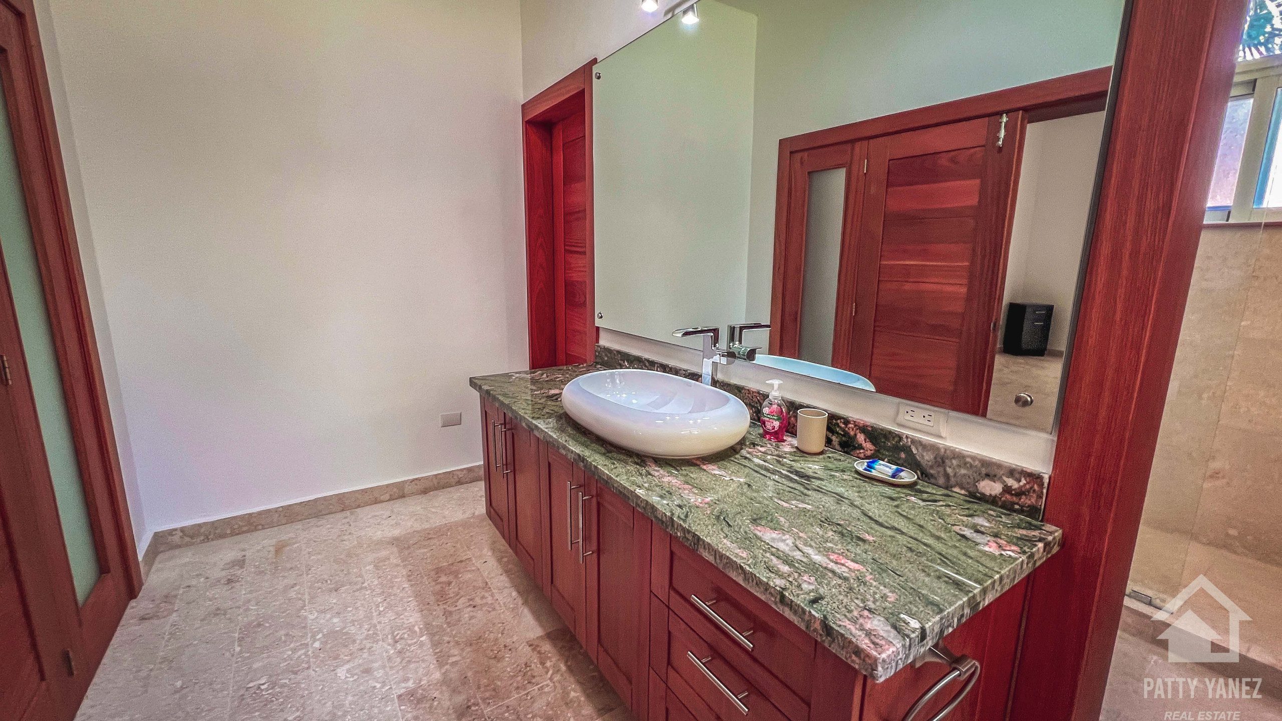 Villa frente al mar en venta en Hideaway Beach, Encuentro: una inversión ideal para Airbnb