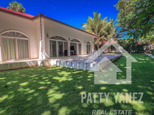 Villa frente al mar en venta en Hideaway Beach, Encuentro: una inversión ideal para Airbnb