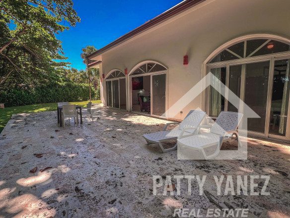 Villa frente al mar en venta en Hideaway Beach, Encuentro: una inversión ideal para Airbnb