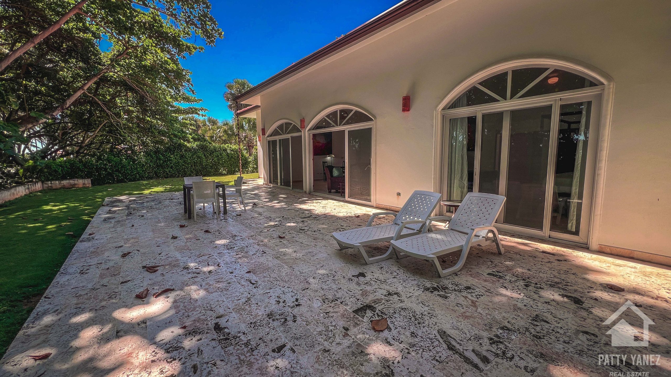 Villa frente al mar en venta en Hideaway Beach, Encuentro: una inversión ideal para Airbnb