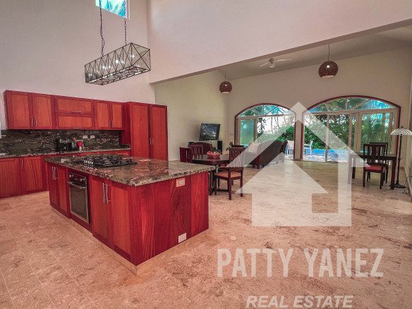 Villa frente al mar en venta en Hideaway Beach, Encuentro: una inversión ideal para Airbnb