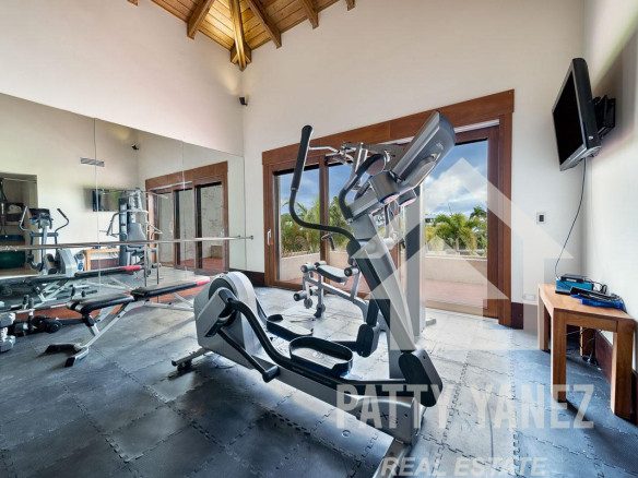 Mega mansión exclusiva frente al mar en Cap Cana: un refugio de lujo y una oportunidad de inversión