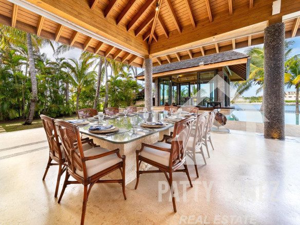 Mega mansión exclusiva frente al mar en Cap Cana: un refugio de lujo y una oportunidad de inversión