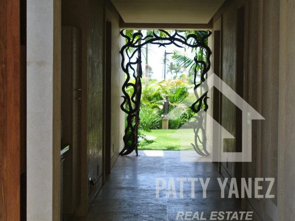 Mega mansión exclusiva frente al mar en Cap Cana: un refugio de lujo y una oportunidad de inversión