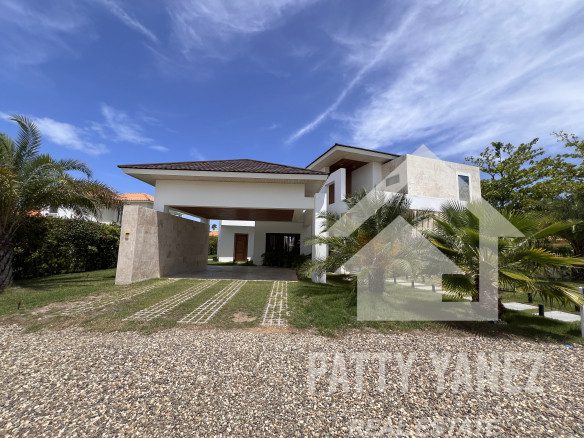 Villa en venta en Sosúa, en una urbanización cerrada, con acceso privado a la playa.