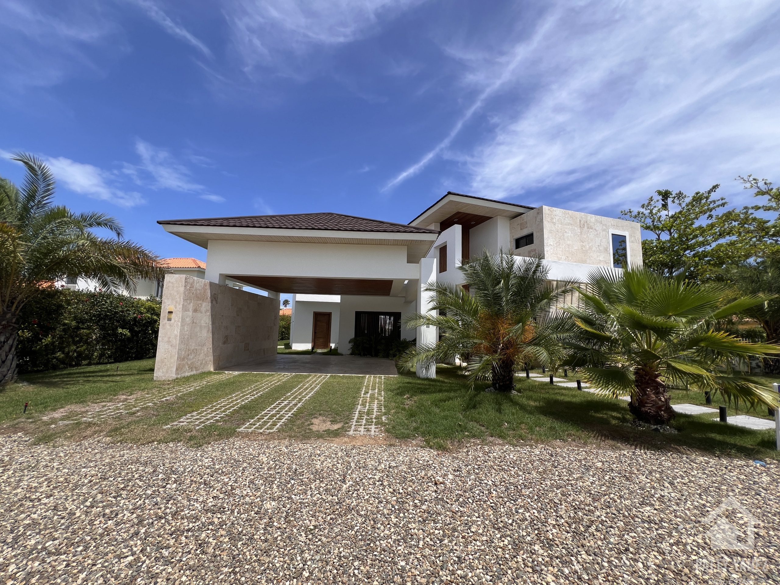 Villa en venta en Sosúa, en una urbanización cerrada, con acceso privado a la playa.