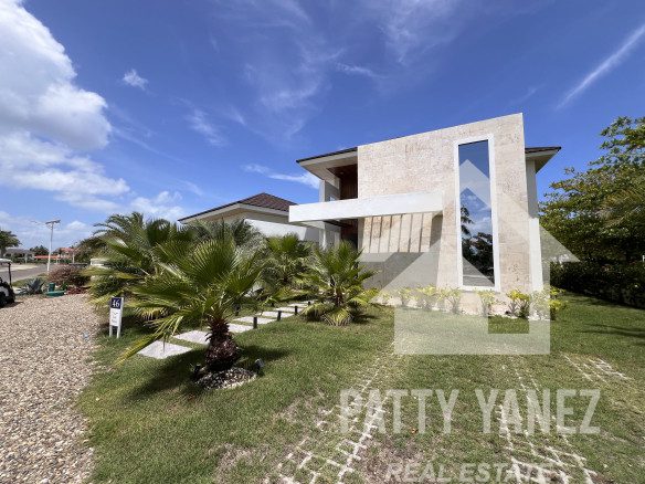 Villa en venta en Sosúa, en una urbanización cerrada, con acceso privado a la playa.