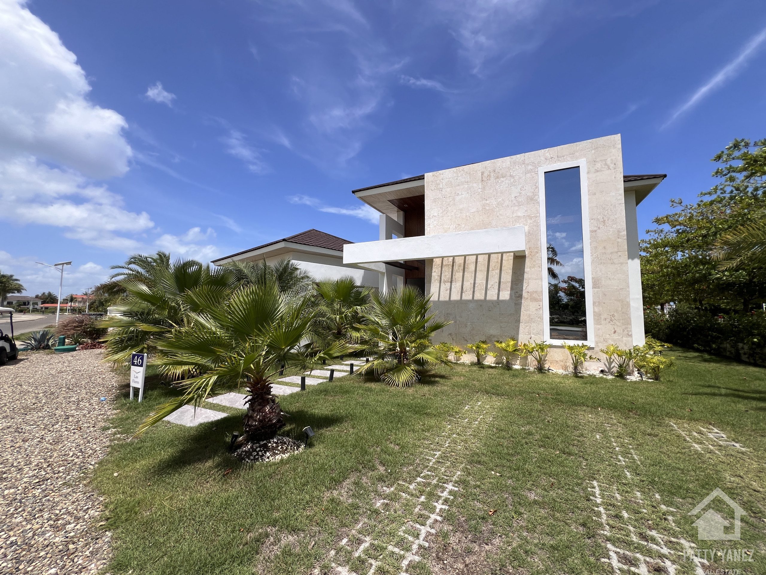 Villa en venta en Sosúa, comunidad cerrada, con acceso privado a la playa.