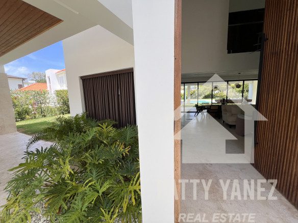 Villa en venta en Sosúa, en una urbanización cerrada, con acceso privado a la playa.