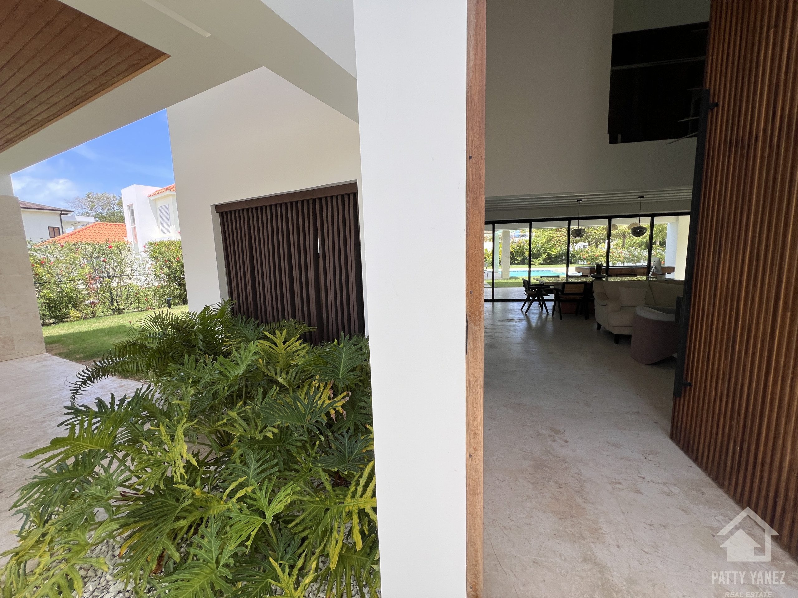 Villa en venta en Sosúa, en una urbanización cerrada, con acceso privado a la playa.