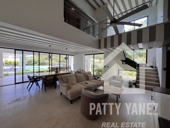 Villa en venta en Sosúa, en una urbanización cerrada, con acceso privado a la playa.