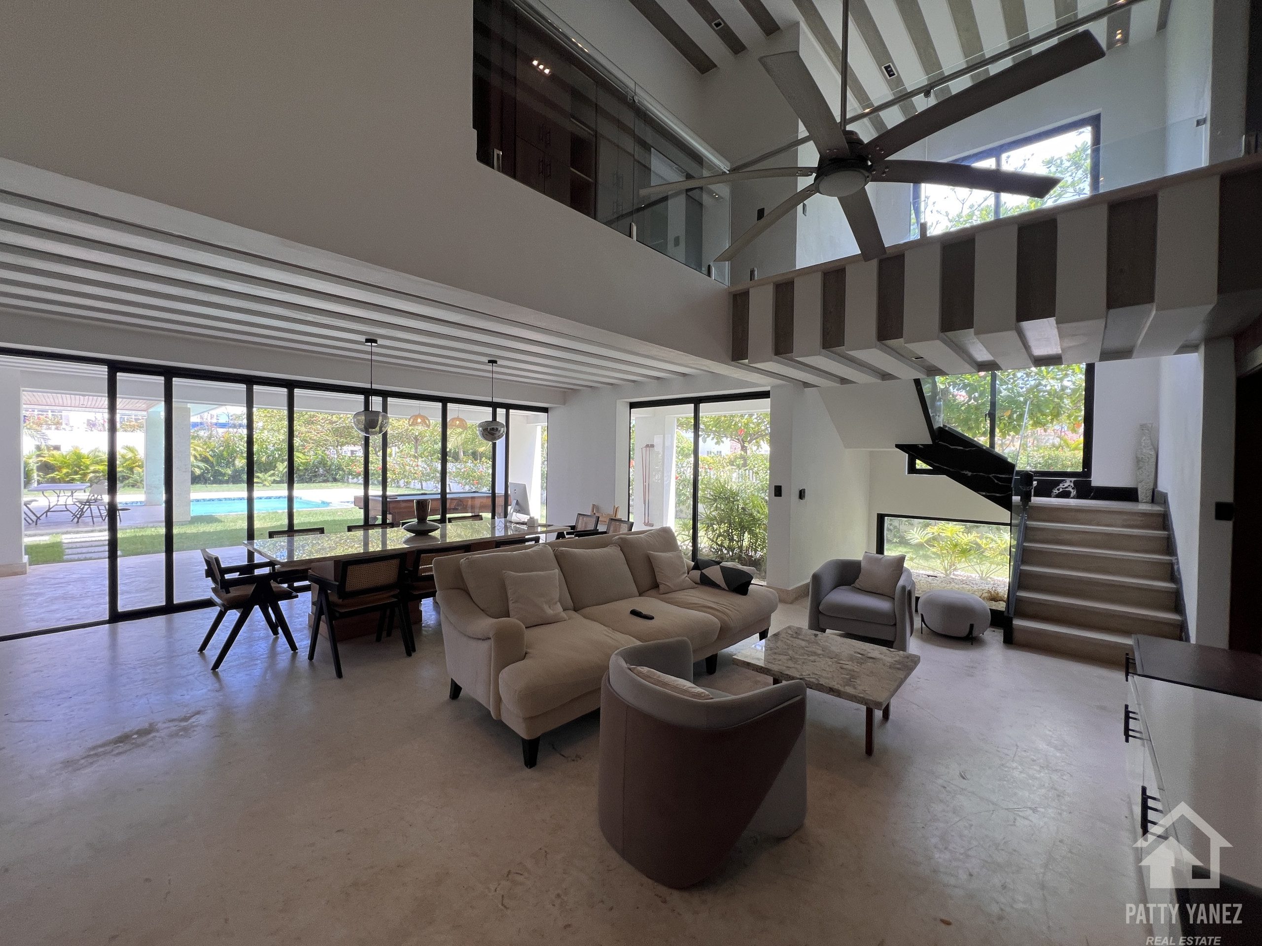 Villa en venta en Sosúa, en una urbanización cerrada, con acceso privado a la playa.