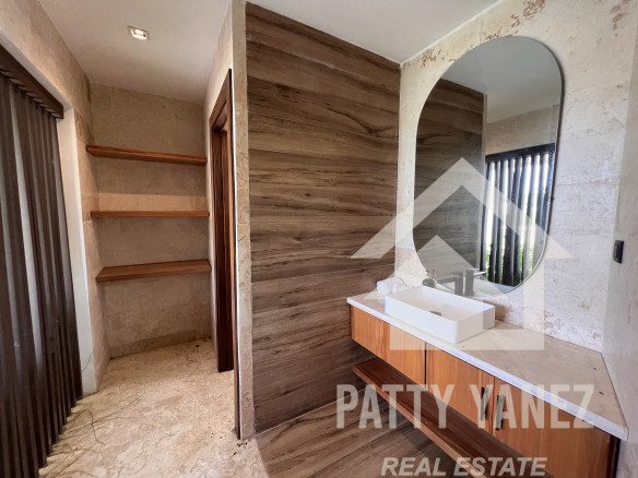 Villa en venta en Sosúa, en una urbanización cerrada, con acceso privado a la playa.