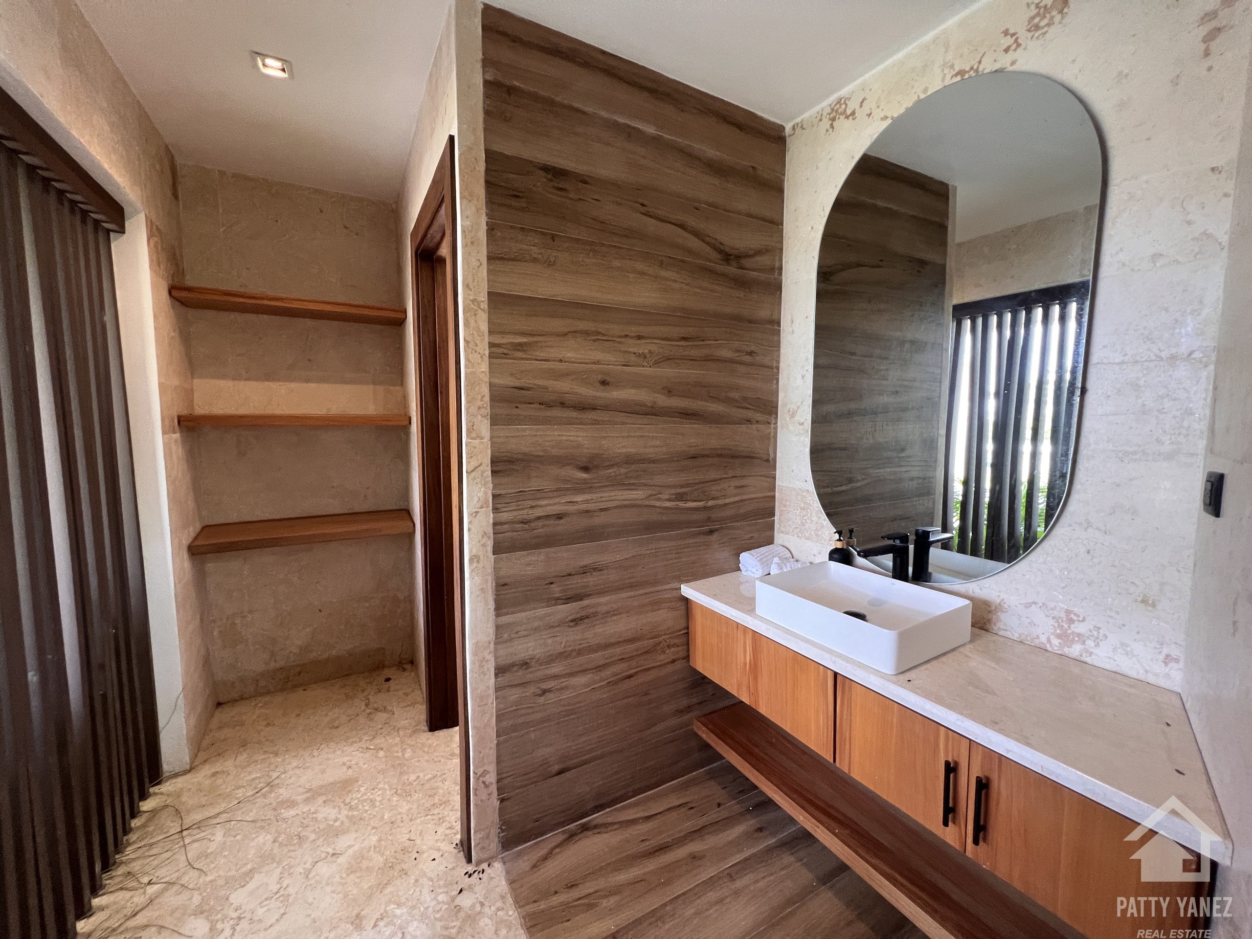 Villa en venta en Sosúa, en una urbanización cerrada, con acceso privado a la playa.