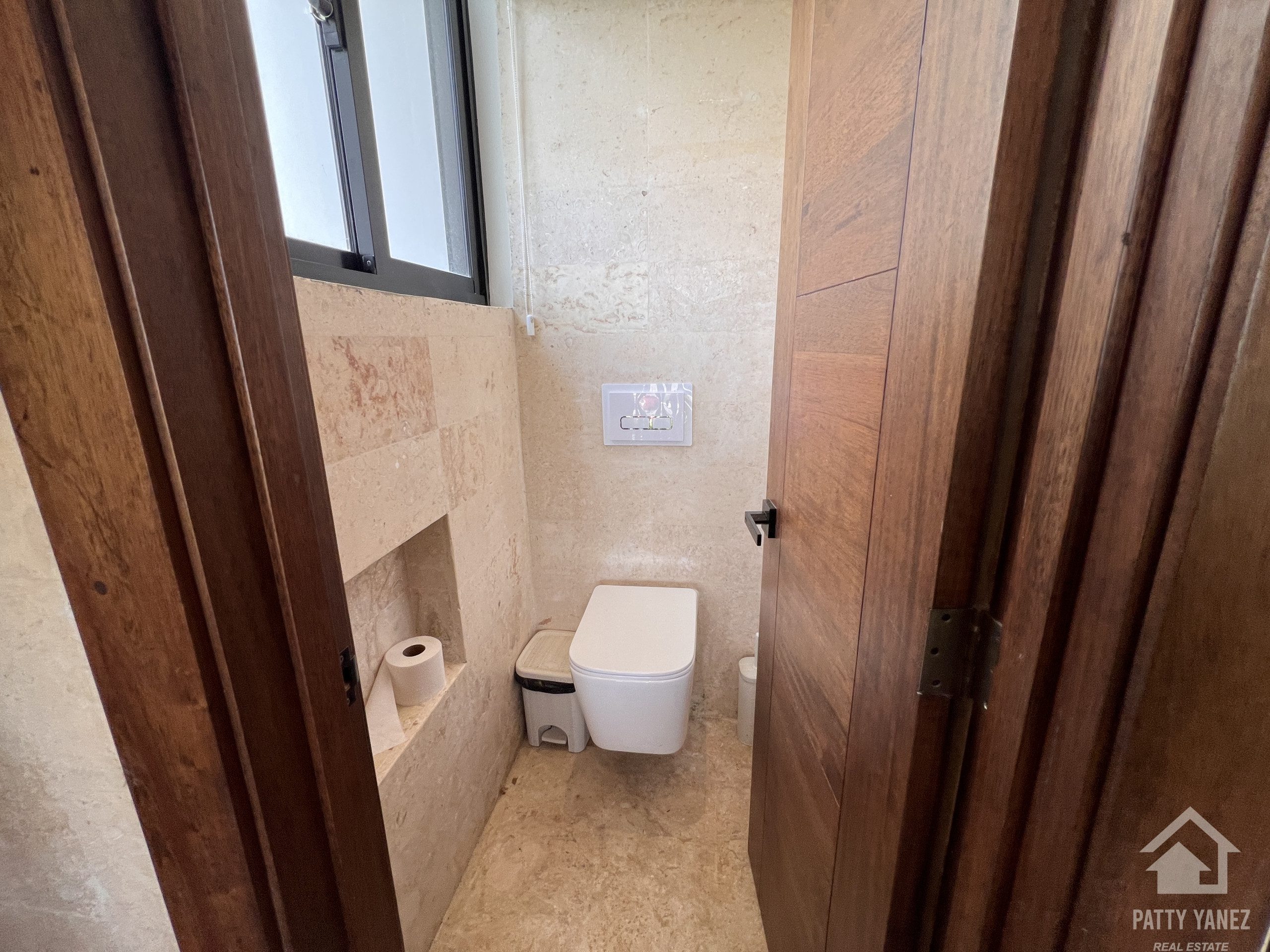 Villa en venta en Sosúa, en una urbanización cerrada, con acceso privado a la playa.