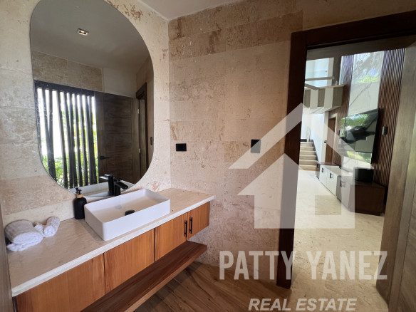 Villa en venta en Sosúa, en una urbanización cerrada, con acceso privado a la playa.