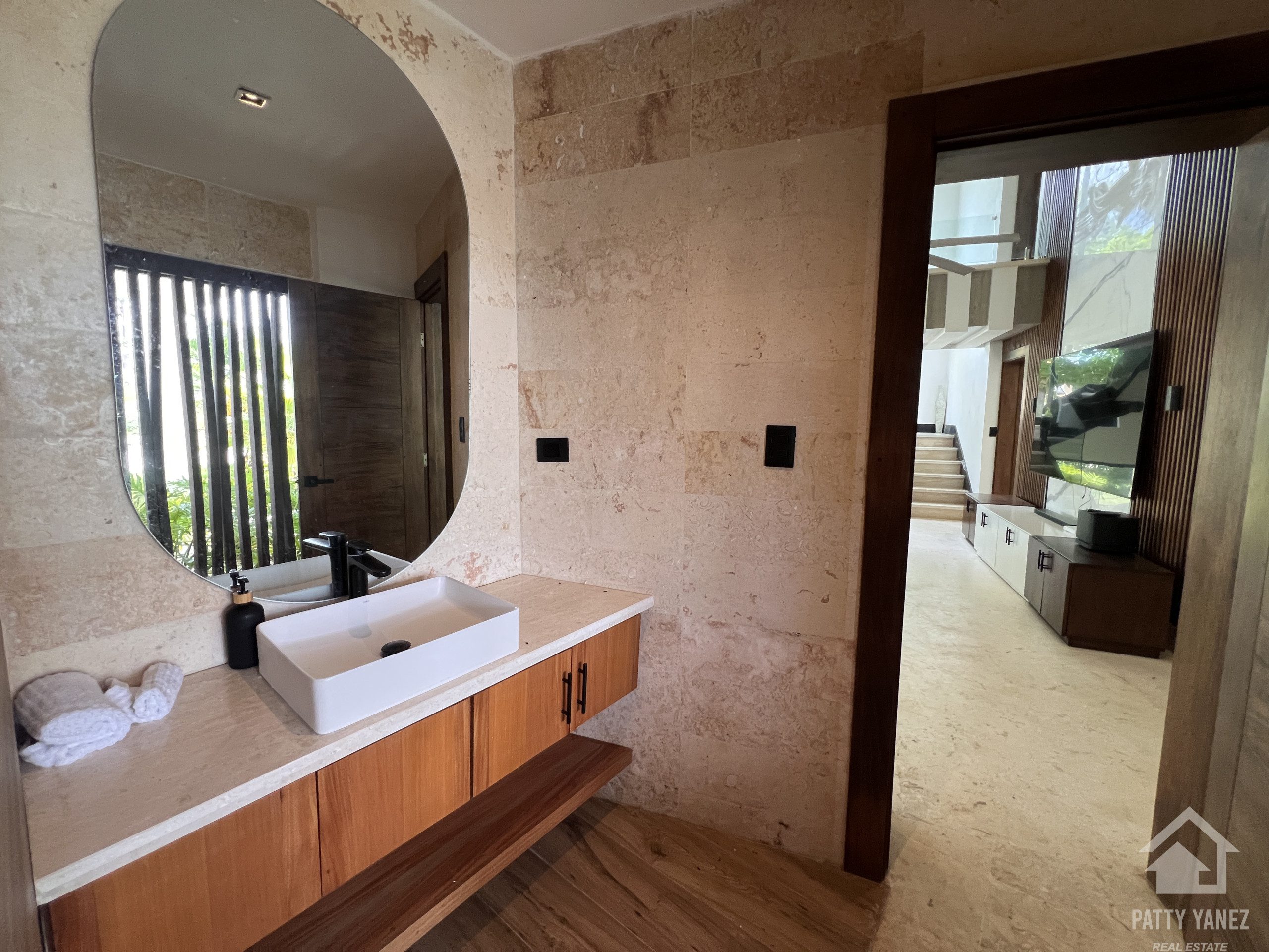 Villa en venta en Sosúa, en una urbanización cerrada, con acceso privado a la playa.