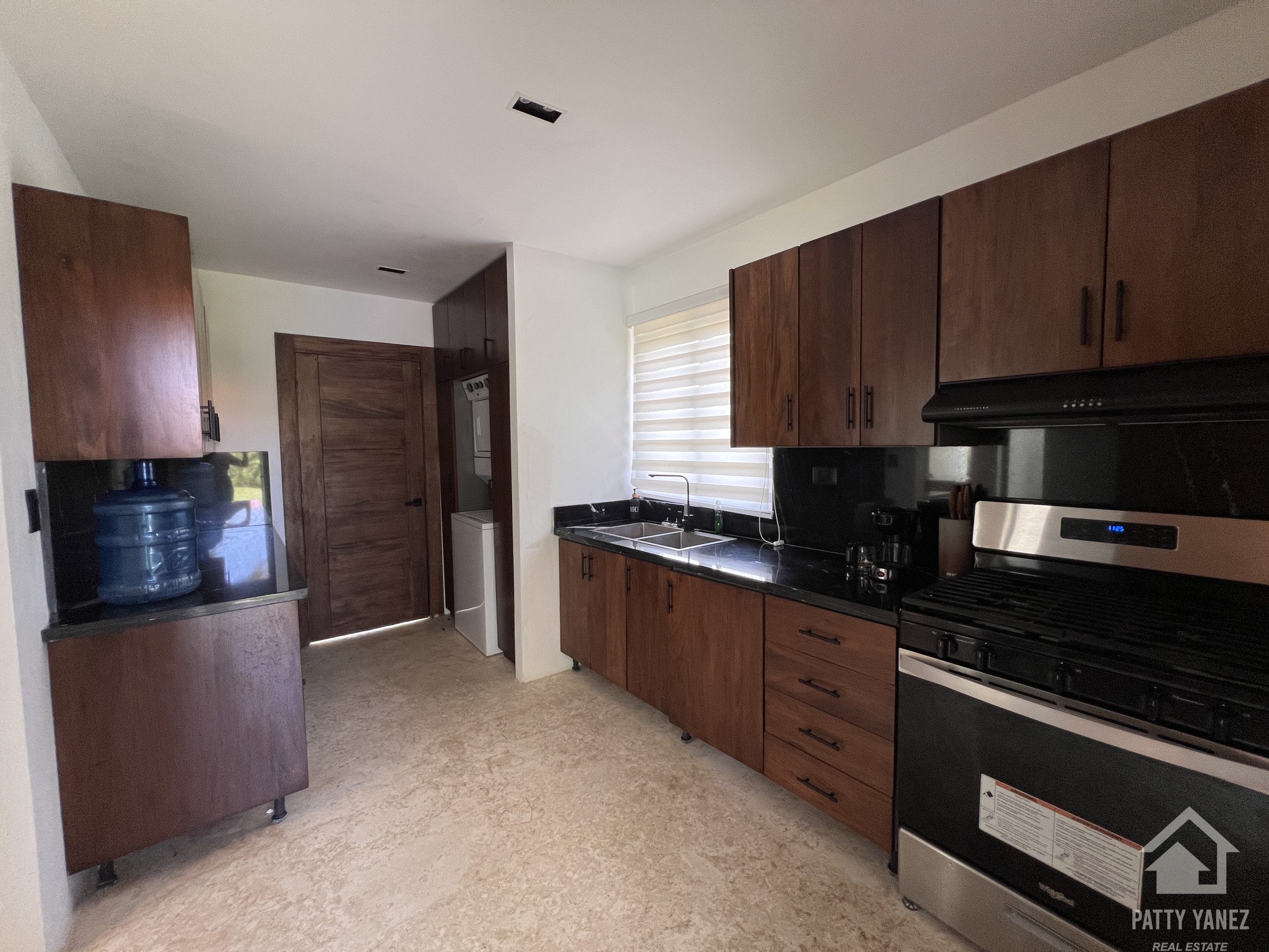 Villa en venta en Sosúa, en una urbanización cerrada, con acceso privado a la playa.