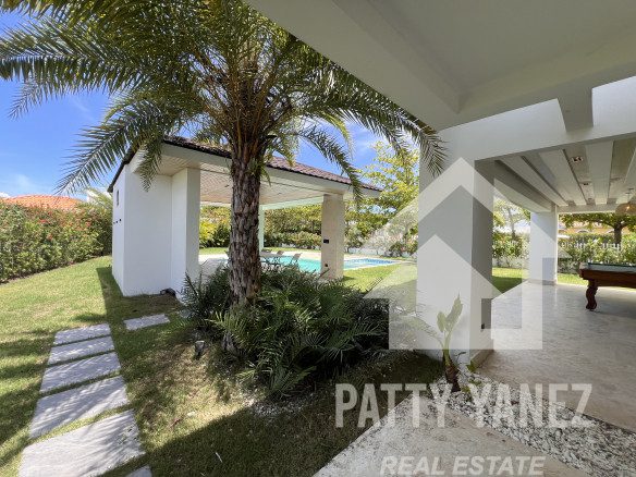 Villa en venta en Sosúa, en una urbanización cerrada, con acceso privado a la playa.