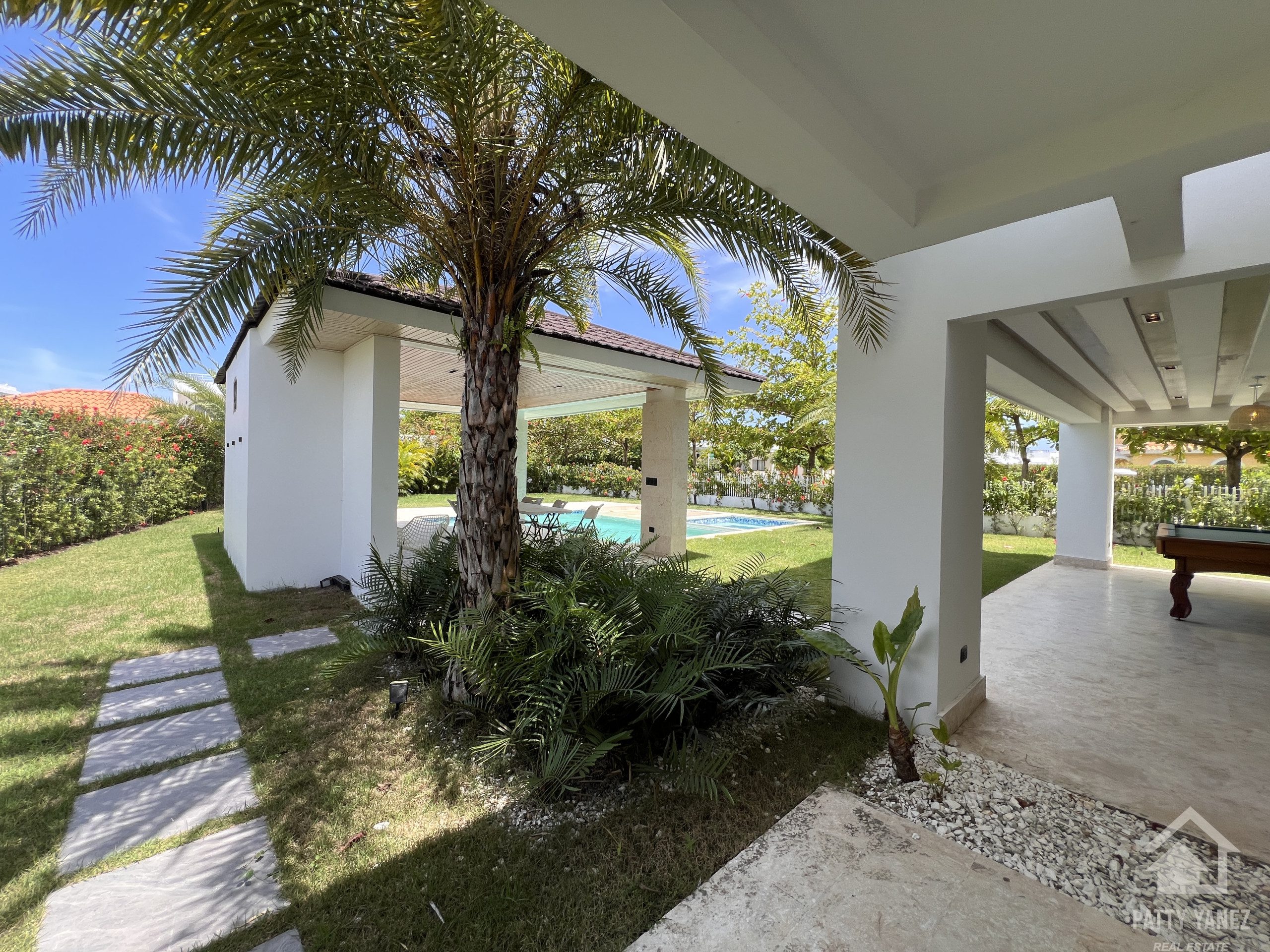 Villa en venta en Sosúa, en una urbanización cerrada, con acceso privado a la playa.